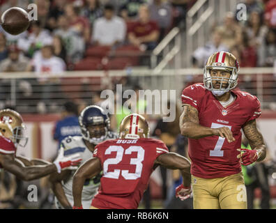 Santa Clara, Californie, États-Unis. 22 octobre, 2015. San Francisco 49ers quarterback Colin Kaepernick (7) rend passe rapide sur Dimanche, 18 octobre 2015 à Lévis Stadium à Santa Clara, en Californie. Les 49ers a vaincu les Ravens 25-20. Crédit : Al Golub/ZUMA/Alamy Fil Live News Banque D'Images