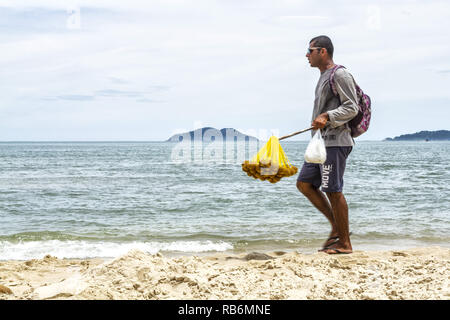 Florianopolis, Santa Catarina, Brésil. 3 janvier, 2019. Un colporteur vu à l'Acores Beach à Florianopolis, Santa Catarina, Brésil. Credit : Ricardo Ribas SOPA/Images/ZUMA/Alamy Fil Live News Banque D'Images