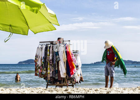 Florianopolis, Santa Catarina, Brésil. 14 Jan, 2017. Un colporteur vu à l'Acores Beach à Florianopolis, Santa Catarina, Brésil. Credit : Ricardo Ribas SOPA/Images/ZUMA/Alamy Fil Live News Banque D'Images