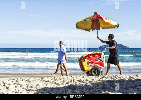 Florianopolis, Santa Catarina, Brésil. 20 Jan, 2018. Un colporteur vu à l'Acores Beach à Florianopolis, Santa Catarina, Brésil. Credit : Ricardo Ribas SOPA/Images/ZUMA/Alamy Fil Live News Banque D'Images