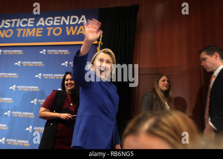 New York, New York, USA. Jan 7, 2019. Gouverneur de l'Etat de New York Andrew Cuomo et ancien secrétaire d'Etat américaine Hillary Clinton ainsi que les États de New York Gouverneur Kathy Hochul Stewart-Cousins, chef de la majorité au Sénat et d'autres représentants élus rally d'adopter immédiatement la Loi sur la santé reproductive dans les 30 premiers jours de la session tenue à Barnard College le 7 janvier 2019 à New York. Credit : Mpi43/media/Alamy Punch Live News Banque D'Images