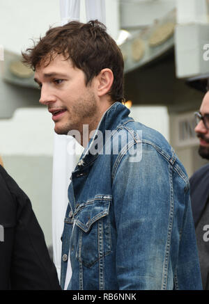 Hollywood, CA, USA. Jan 7, 2019. 07 janvier 2019 - Hollywood, Californie - Ashton Kutcher. Sam Elliott part et l'Empreinte cérémonie tenue au Théâtre chinois de Grauman. Crédit photo : Birdie Thompson/AdMedia Crédit : Birdie Thompson/AdMedia/ZUMA/Alamy Fil Live News Banque D'Images