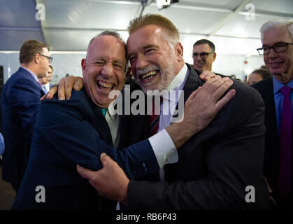 Sacramento, CA, USA. Jan 7, 2019. Sacramento Maire Darrell Steinberg et l'ancien gouverneur Arnold Schwarzenegger hug après Gavin Newsom a été assermenté à titre de 40e gouverneur de la Californie au cours de l'inauguration de la capitale de l'Etat le lundi, Janvier 7, 2019 à Sacramento. Crédit : Paul Kitagaki Jr./ZUMA/Alamy Fil Live News Banque D'Images