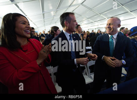 Sacramento, CA, USA. Jan 7, 2019. Le maire de San Francisco, Los Angeles Race London Mayor Eric Garcetti et Sacramento Maire Darrell Steinberg clap à la musique des voix du destin lors de l'inauguration de la capitale de l'Etat le lundi, Janvier 7, 2019 à Sacramento. Crédit : Paul Kitagaki Jr./ZUMA/Alamy Fil Live News Banque D'Images