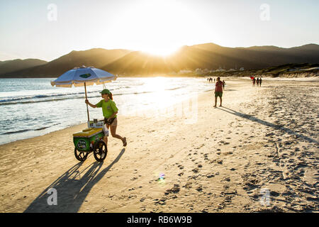 Un vendeur vu à l'Acores Beach à Florianopolis, Santa Catarina, Brésil. Banque D'Images