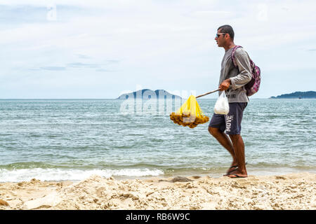 Un vendeur vu à l'Acores Beach à Florianopolis, Santa Catarina, Brésil. Banque D'Images