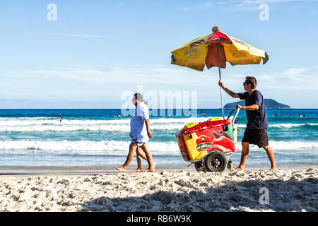 Un vendeur vu à l'Acores Beach à Florianopolis, Santa Catarina, Brésil. Banque D'Images