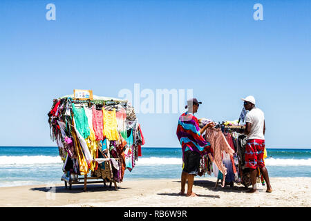 Les vendeurs sont vus à l'Acores Beach à Florianopolis, Santa Catarina, Brésil. Banque D'Images