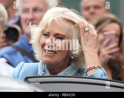 La duchesse de Cornouailles, Président de la Sud de l'Angleterre Voir les vagues de sympathisants alors qu'elle quitte le show ground près de Ardingly, West Sussex. Sur le Banque D'Images