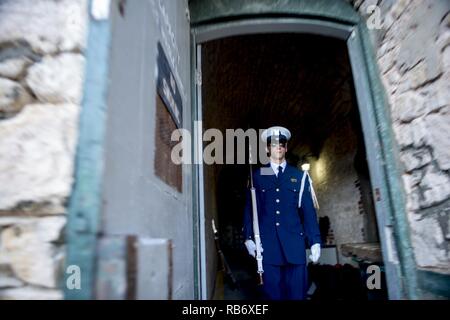 Seaman Bryan Landreth, membre de la U.S. Coast Guard Garde d'honneur cérémonie quitte la Barbade une armoirie Jeudi, Décembre 1, 2016, d'effectuer pour le prince Harry et la Barbade' Premier ministre Freundel Stuart pendant le 50e anniversaire de l'émancipation, Bridgetown, Barbade. 20 000 personnes y compris les pop star barbadienne Rihanna a assisté à la célébration qui a marqué les 50 ans de l'indépendance de l'île d'Angleterre. Vidéo de la Garde côtière des États-Unis par Maître de 1re classe Mike De Nyse Banque D'Images