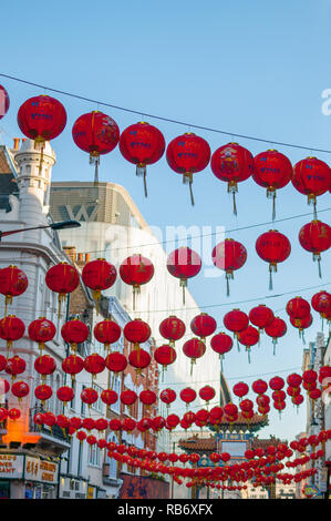 Beau rouge des lanternes suspendues à Soho Londres Pour célébrer le Nouvel An Chinois, 2017. Banque D'Images