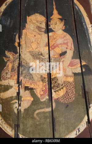 Peinture d'un monstre mythique et une princesse sur l'obturateur de fenêtre en bois dans la salle des Bronzes, Musée National, Phnom Penh, Cambodge Banque D'Images