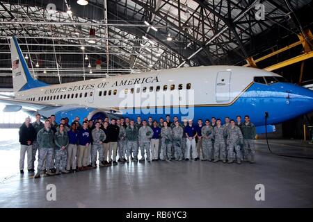 La boutique des affaires publiques a fourni un tour à Kansas State University college cadets ROTC récemment dans le hangar, où les pilotes ont montré l'habitacle tandis que les agents de bord a donné aux étudiants un oeil à l'arrière de l'avion's cuisine où la nourriture est préparée. 932e Airlift Wing membres aident à soutenir la mission de vol de l'aile qui inclut quatre des avions C-40C à Scott Air Force Base, dans l'Illinois. Banque D'Images