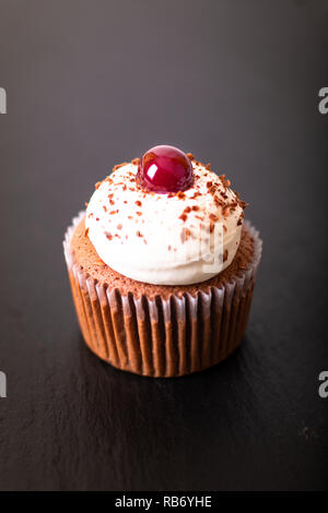 Confection Maison Dessert cupcake Forêt Noire sur une plaque en pierre d'ardoise noire with copy space Banque D'Images