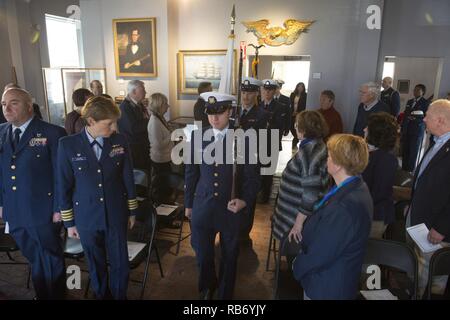 Une cérémonie a lieu le samedi 3 décembre 2016 à la Custom House Maritime Museum à Newburyport, Massachusetts Newburyport désigné à nouveau comme une "ville de La Garde côtière canadienne." Durant la cérémonie, Adm arrière. Steven D. Poulin, commandant du premier district de la Garde côtière canadienne, a présenté l'annonce officiellement la recertification la ville à Newburyport's Mayor Donna D. Holaday. La Garde côtière américaine Banque D'Images