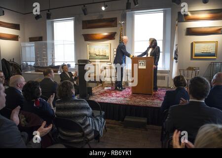 Une cérémonie a lieu le samedi 3 décembre 2016 à la Custom House Maritime Museum à Newburyport, Massachusetts Newburyport désigné à nouveau comme une "ville de La Garde côtière canadienne." Au cours de la cérémonie, le Contre-amiral Steven D. Poulin, commandant du premier district de la Garde côtière canadienne, a présenté l'annonce officiellement la recertification la ville à Newburyport's Mayor Donna D. Holaday. La Garde côtière américaine Banque D'Images