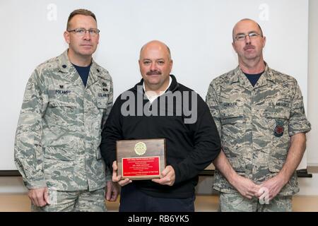 Le lieutenant-colonel John Pologne (à gauche), le commandant de l'escadron de génie civil à la 167e Airlift Wing de Martinsburg, W.Va., Maître et Chef de Sgt. Jeffery Gengler (à droite), chef du service d'incendie à la 167ème, reconnaître Kirk Mongan (milieu), chef adjoint des opérations à la 167e AW Fire Services d'urgence, comme la Garde nationale aérienne 2015 pompier civil de l'année, le 2 décembre 2016. Mongan a été choisi à partir de l'ensemble des pompiers de la Garde nationale aérienne civile par l'Air National Guard Association des chefs de pompiers. Banque D'Images