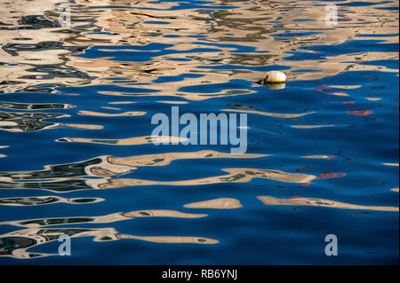 Reflets dans l'eau, Malte Méditerranée Banque D'Images