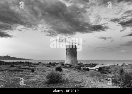 Monochrome pittoresque paysage extérieur droit de la côte avec une tour appelée La Tour de l'île de Sardaigne, Italie, avec une vue sur la mer Banque D'Images