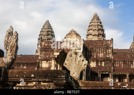 Vue sur les tours de l'est le sanctuaire, Prasat Phnom Penh, Siem Reap, Cambodge Banque D'Images