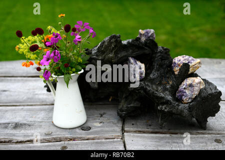 Arrangement de fleurs,affichage,Sanguisorba officinalis Red Thunder,Geranium Anne Thomson,rose,magenta fleurs,fleurs,fleurs,jardin,plantes vivaces,design,fea Banque D'Images