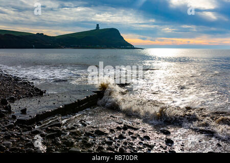 Photographie de paysage sur la plage à Kimmeridge sur lave rocheuse entourée par rough swash sous moody skies. Banque D'Images