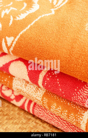 Une pile de serviettes de couleur rose et orange en vue rapprochée Banque D'Images