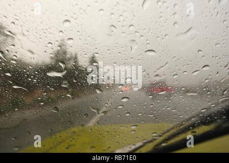 Déluge de pluie en un coup strom en roulant sur l'autoroute. La forte pluie sur le pare-brise. Banque D'Images