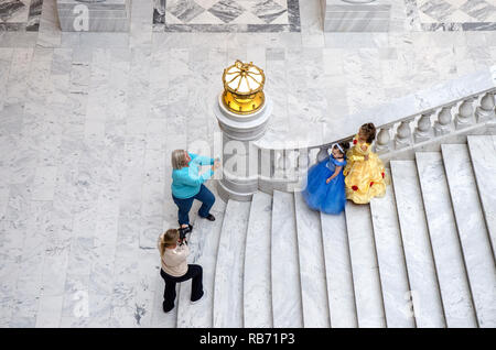 Deux jeunes filles vêtues de robes de bal sont photographiés dans le Utah State Capitol Building, à Salt Lake City, Utah. Banque D'Images