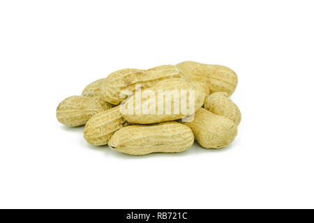 Organisé des arachides pelées et isolé sur fond blanc Banque D'Images