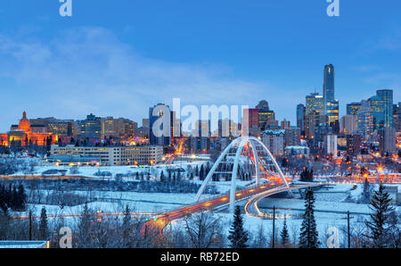 Edmonton downtown skyline hiver juste après le coucher du soleil montrant Assemblée législative de l'Alberta et Walterdale Pont sur la gelée, la Saskatchewan Rive couverte de neige Banque D'Images