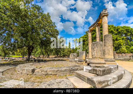 Les touristes visiter l'ancienne Philippeion dans l'Altis d'Olympie, un monument circulaire ionique dans le calcaire et le marbre à Olympie, Grèce. Banque D'Images