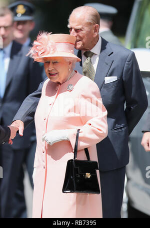 La reine Elizabeth II, arrive à Slough, gare, Berkshire. Banque D'Images