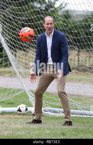 Kensington Palace 13 juillet 2017Le duc de Cambridge, Président de l'Association de football joue dans l'objectif comme il se joint à l'Angleterre femmes Football équipe. Banque D'Images