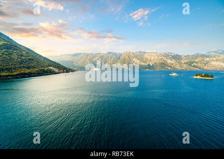 Le soleil se couche sur Ostrvo Sveti Đorđe, Saint George Island, aux côtés de Notre Dame de la roche, deux petites îles au large de la côte de Perast dans la baie de Kotor Banque D'Images