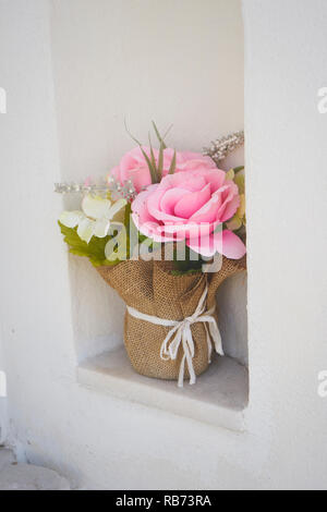 Arrangement floral à gauche tombe, cimetière de St.Louis, La Nouvelle-Orléans. Banque D'Images