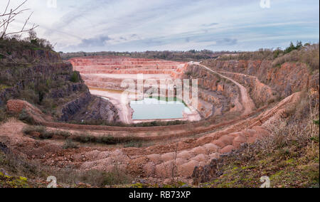 Vue grand angle de Stoneycombe Quarry en Devon, England, UK. Le calcaire est extraite du site et un lac s'est formé au fond Banque D'Images