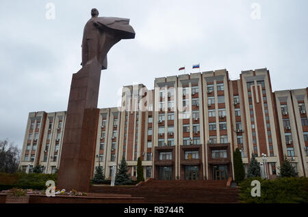 Statue de Lénine et le Soviet suprême, Tiraspol, la Transnistrie (République de Moldavie), Pridnestrovian breakway de l'état Moldavie, Novembre 2018 Banque D'Images