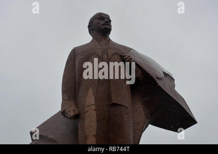 Statue de Lénine et le Soviet suprême, Tiraspol, la Transnistrie (République de Moldavie), Pridnestrovian breakway de l'état Moldavie, Novembre 2018 Banque D'Images