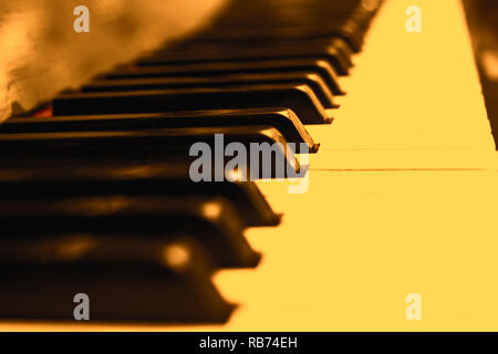 Close up touches piano dans un peu jaune sépia pour l'inspiration Banque D'Images