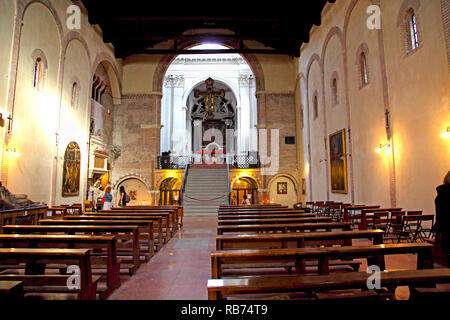 L'intérieur de la Basilique médiévale di Santo Stefano à Bologne. Banque D'Images