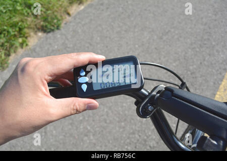 L'homme à vélo électrique ou e-bike. À bord d'affichage avec ebike moderne. Affichage du niveau de puissance, vitesse, et la distance en kilomètres. Banque D'Images