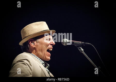 Le chanteur, auteur-compositeur et musicien John Hiatt effectue un concert live à Amager Bio à Copenhague. Le Danemark, 13/07 2015. À l'exception du Danemark. Banque D'Images