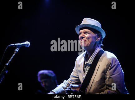 Le chanteur, auteur-compositeur et musicien John Hiatt effectue un concert live à Amager Bio à Copenhague. Le Danemark, 13/07 2015. À l'exception du Danemark. Banque D'Images