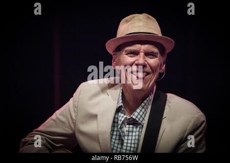 Le chanteur, auteur-compositeur et musicien John Hiatt effectue un concert live à Amager Bio à Copenhague. Le Danemark, 13/07 2015. À l'exception du Danemark. Banque D'Images