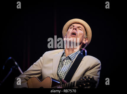 Le chanteur, auteur-compositeur et musicien John Hiatt effectue un concert live à Amager Bio à Copenhague. Le Danemark, 13/07 2015. À l'exception du Danemark. Banque D'Images