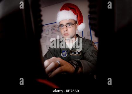 Le Capitaine Matthew Peltier, 36e Escadron de transport aérien C-130 Hercules navigator, les plans d'une mission au cours de l'Opération Goutte de Noël 2016 à la base aérienne d'Andersen, de Guam, le 11 décembre 2016. Chaque année en décembre, les équipages des Hercules C-130H tête de Yokota à Andersen Air Force Base à exécuter à faible coût et à faible altitude largages humanitaires aux insulaires à travers le Commonwealth des îles Mariannes du Nord, les États fédérés de Micronésie, République des Palaos. Banque D'Images