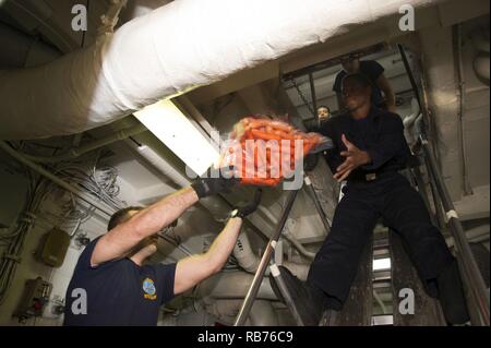 Mer Méditerranée (déc. 11., 2016), Marin Joshua Shaw gauche, de Corsicana, Texas, passe des carottes à Seaman Breon Jones dans une zone de passage à bord du porte-avions USS Dwight D. Eisenhower (CVN 69) (Ike). Ike, actuellement déployé dans le cadre du groupe aéronaval d'Eisenhower, mène des opérations navales dans la sixième flotte américaine zone d'opérations à l'appui de la sécurité nationale des États-Unis en Europe. Banque D'Images