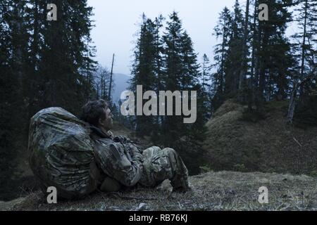 Un soldat américain avec peloton Scout, 2e Bataillon, 503e Régiment d'infanterie, 173e Brigade, prend une pause de la randonnée pendant l'entraînement à la guerre de montagne de Mittenwald, Allemagne 8 décembre 2016. La formation a été menée la guerre en montagne à partir du 05-16 décembre, à construire la compétence en montagne avec des opérations de reconnaissance et des techniques de survie par temps froid extrême. Cette formation a été aux côtés d'autres alliés de l'OTAN, dont l'allemand, polonais, lituanien, letton et estonien armées. Banque D'Images