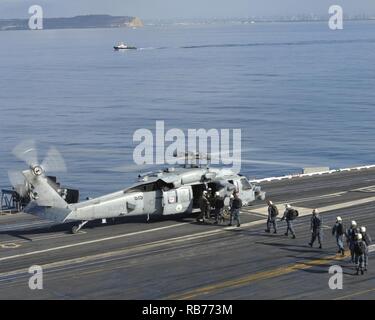 Océan Pacifique (déc. 12, 2016) - Les marins à bord d'un MH-60S Sea Hawk, à partir d'hélicoptères de l'Escadron de Combat de mer (HSC), 8 sur le pont d'envol du porte-avions USS Nimitz (CVN 68). Nimitz est en cours la réalisation d'interventions de routine. Banque D'Images